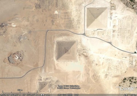 Giza Pyramids「ギザの大ピラミッド」（クフ王）衛星画像